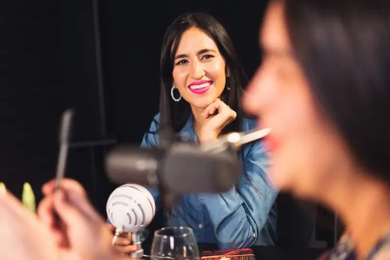 Moderation und Interview-Setups für Podcasts und Videoformate